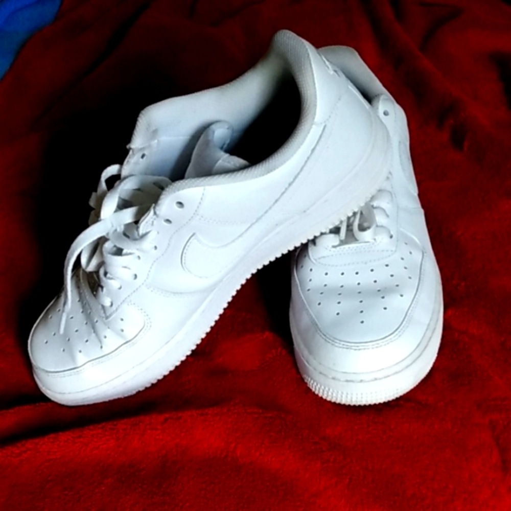 Men's size 10 1/2 NIKE Air Force One  all white.